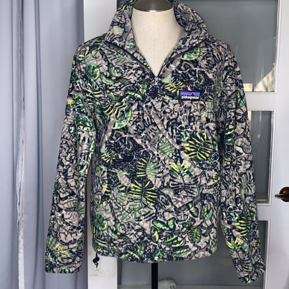 Rare Patagonia leaf print fleece 1/4
Zip pullover men’s size small